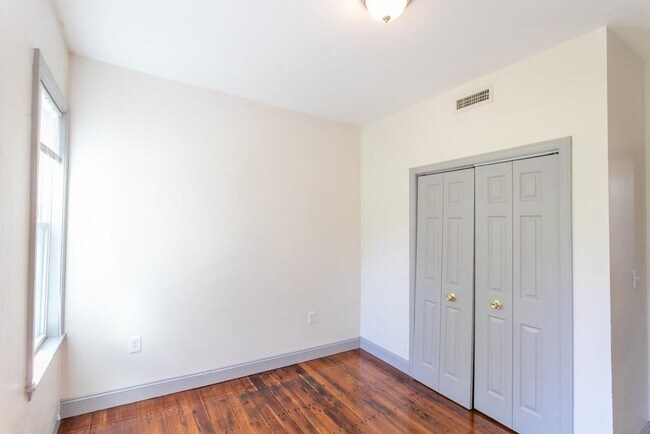 Building Photo - Second Floor Spacious 3 Bd 1 Bath Near Nor...
