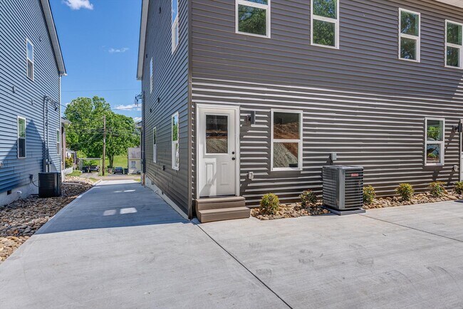 Building Photo - 3425 Garden Dr