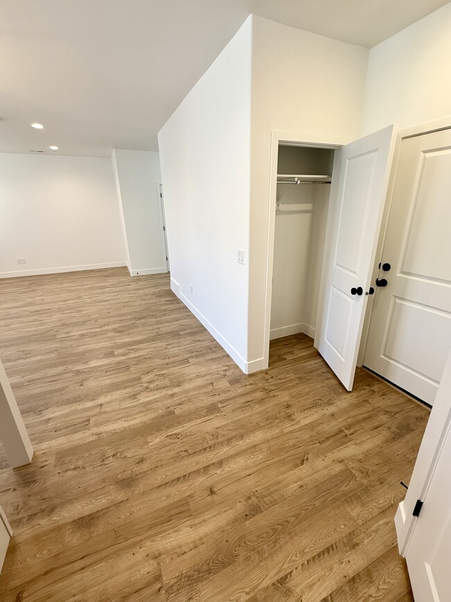 Building Photo - 564 1860 N