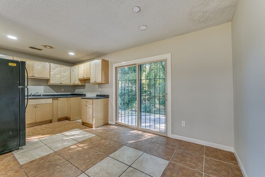 Building Photo - 283 E Hampton Ave