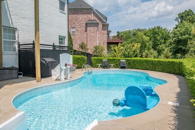 Building Photo - Luxury Living w/ Pool In Brentwood!