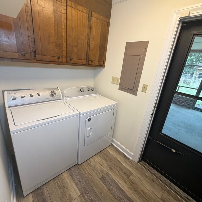 Building Photo - 3208 Ellsworth Dr