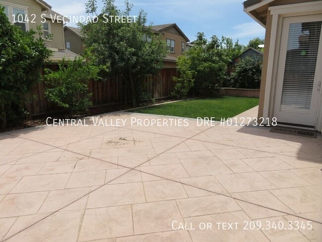 Building Photo - 1042 S Vecindad St