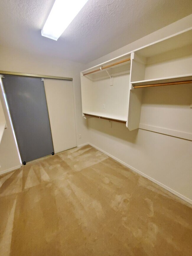 Building Photo - Stunning 2 story 2575 sq ft home- New Carpet