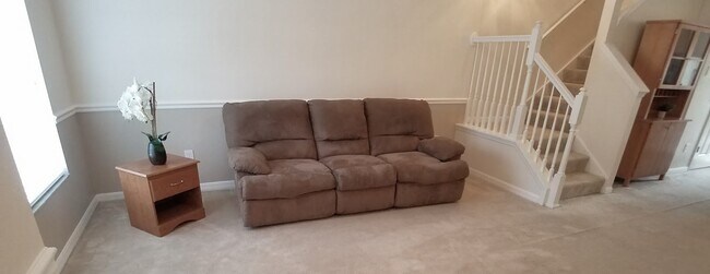 Building Photo - Beautiful Furnished 2/2.5  Pool View Condo x Rent Close to Universities.