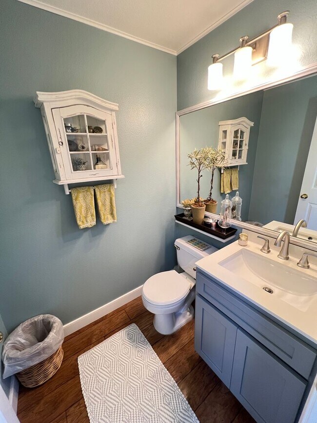 Building Photo - Wonderfully Updated 3 Bed 2.5 Bath Foothil...