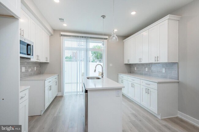 Building Photo - 2550 N Howard St