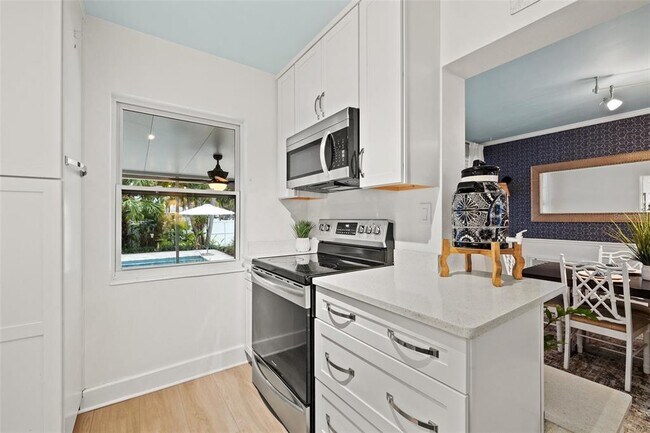 Building Photo - 818 37th Ave NE