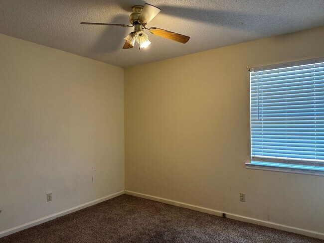 Building Photo - Charming all-brick home located in Hinesville