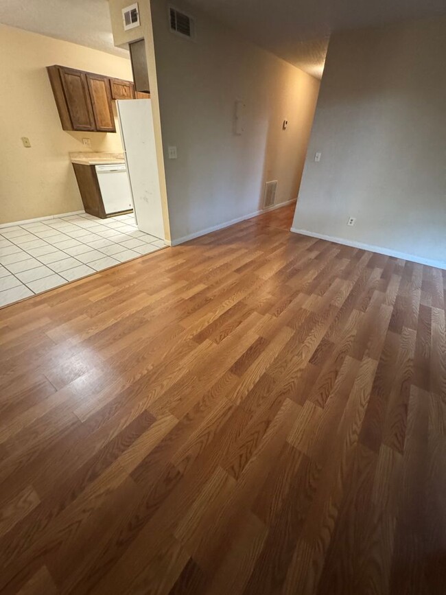 Building Photo - Spacious Ground-Floor 2-Bed/2-Bath Condo i...
