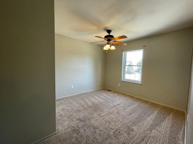 Building Photo - $0 DEPOSIT OPTION. 4BED/2.5BATH IN AURORA'S KINGSBOROUGH NEIGHBORHOOD