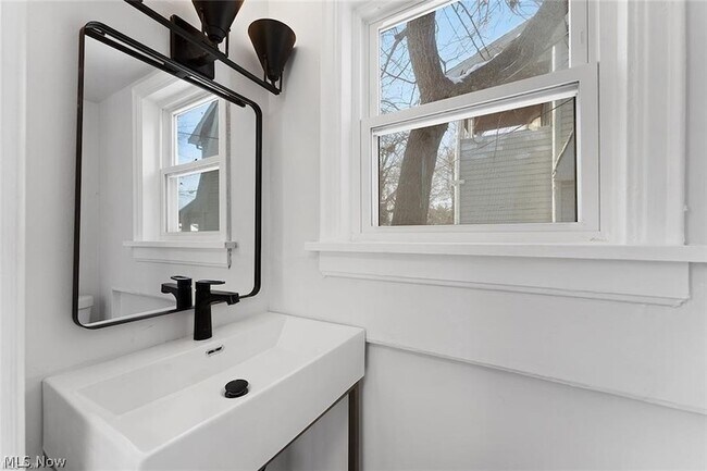 Building Photo - 3406 Henderson Rd