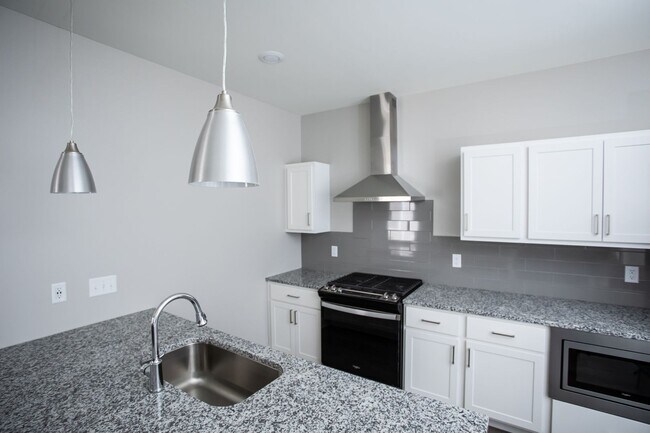 Building Photo - Spruce | Three Bedroom - Exterior Walkout
