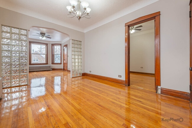 Building Photo - 3530 W Evergreen Ave