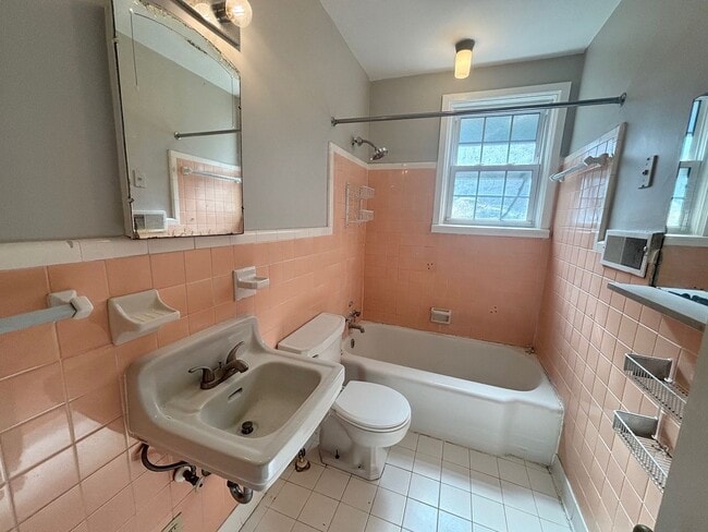 Building Photo - Forest Acres 3 Bedroom 2 Bath