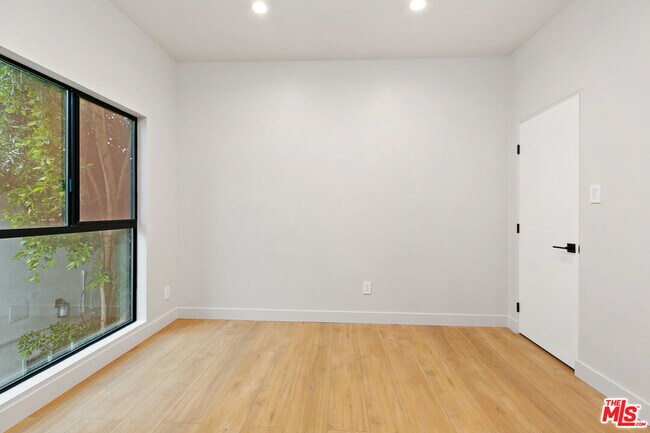 Building Photo - 7229 Willoughby Ave