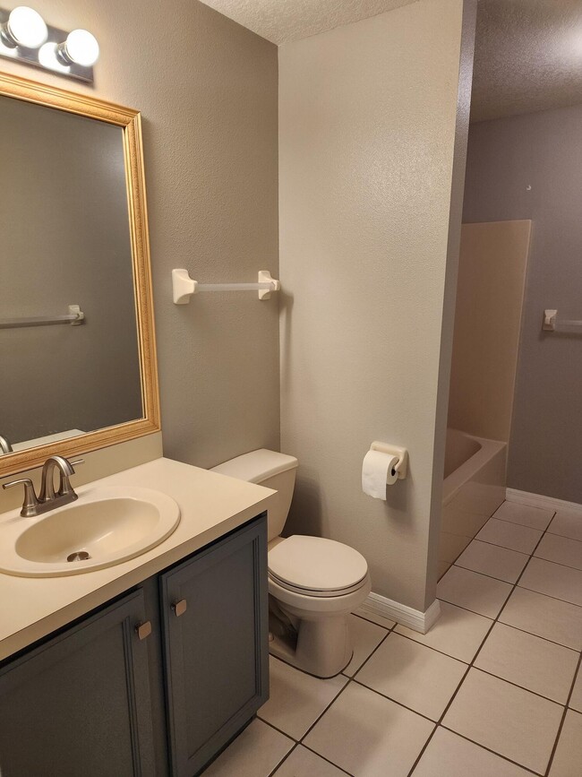 Building Photo - 1415 Hill Ave