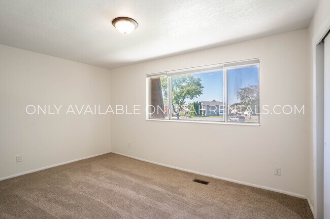 Building Photo - 32 E 925 N St