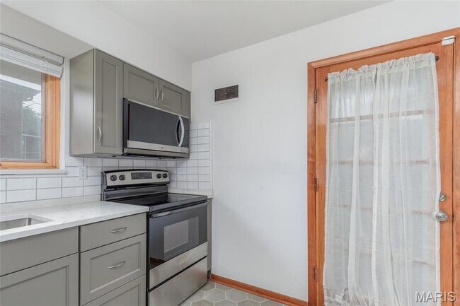 Building Photo - 9715 Grantview Dr