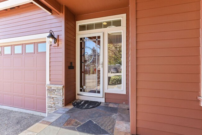 Building Photo - FOR RENT: CORNER LOT, Immaculate, lovely and spacious home - 5 bed, 3 bath + bonus room with 3-ca...