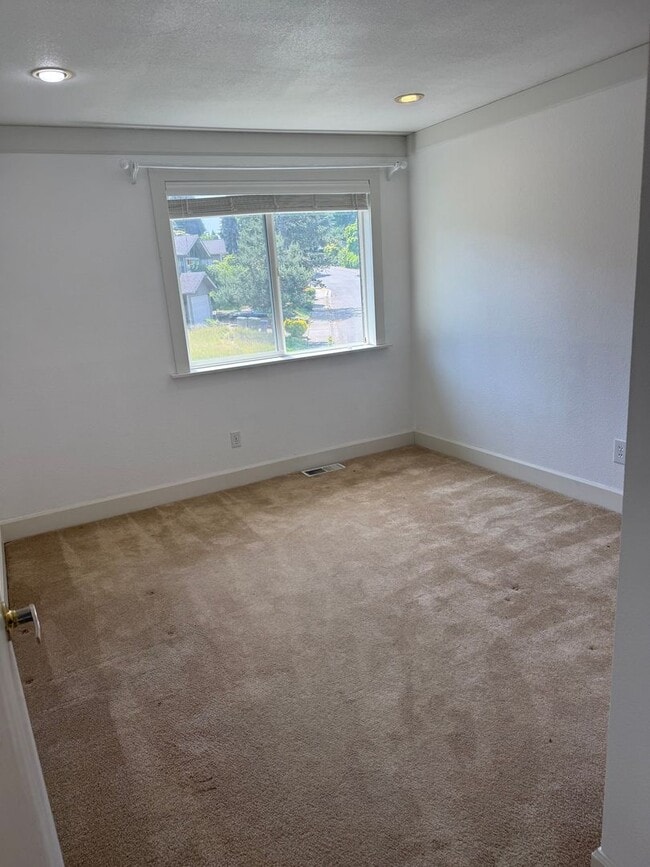 Building Photo - 3 Bedroom 2.5 Bath