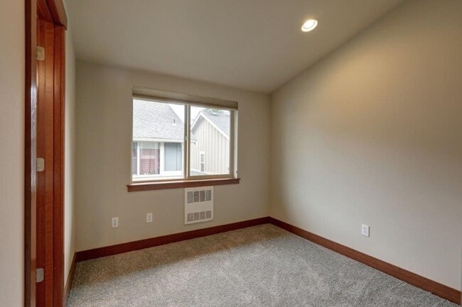 Building Photo - Stunning 3bd, 2.5ba Townhome Available in ...