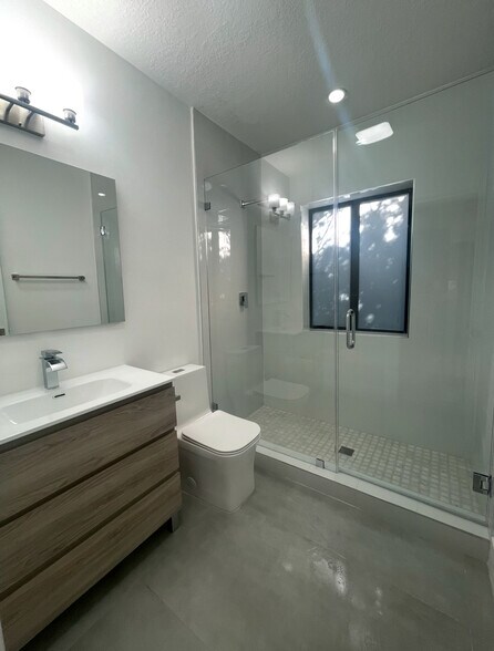 Building Photo - 348 South Dr