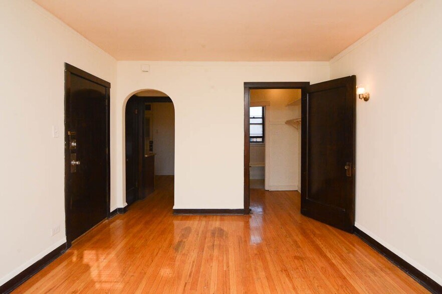 Building Photo - 2122 W Ainslie St