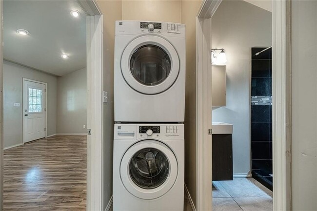 Building Photo - 2705 La Mesa Dr