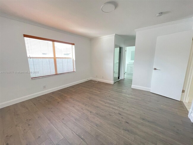 Building Photo - 211 E Riverbend Dr