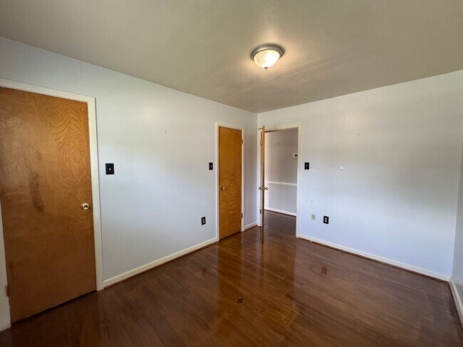 Building Photo - 117 Southerland Dr