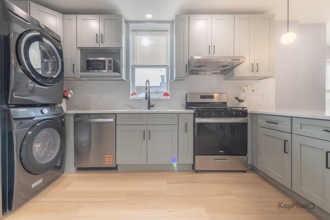 Building Photo - 2821 S Emerald Ave