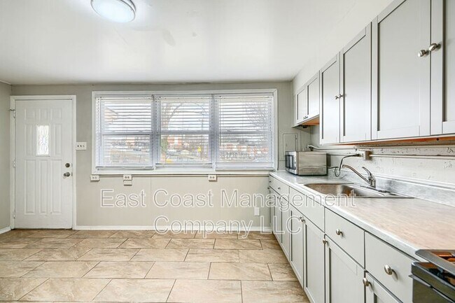 Building Photo - 431 Caledonia Ave