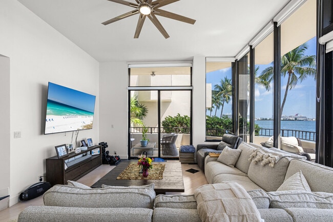 Building Photo - 520 Brickell Key Dr