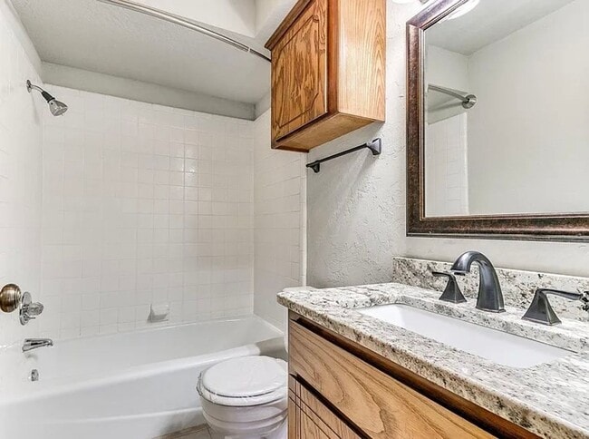 Building Photo - Beautiful 3bed/3bath Townhome Available in Westside Norman!!