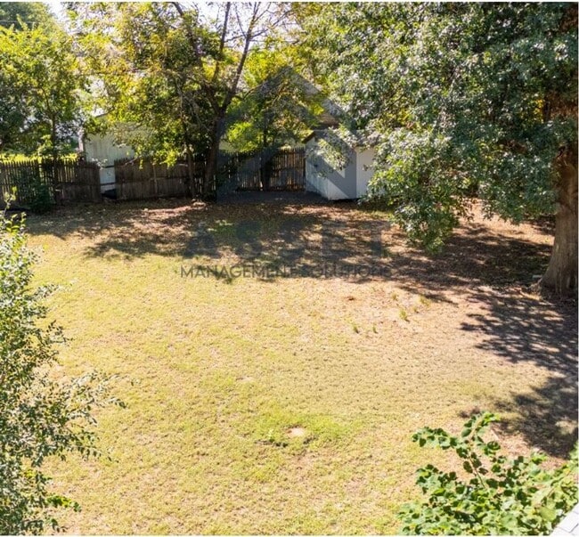 Building Photo - Cute 5 Bedroom House!