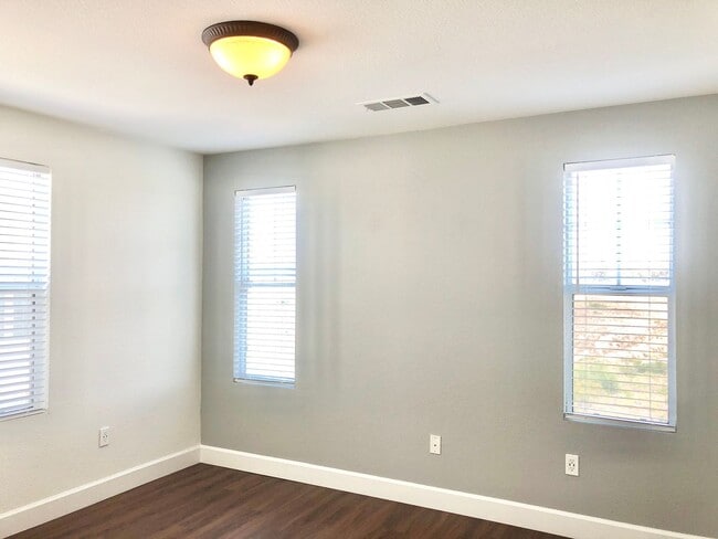 Building Photo - Beautifully Upgraded & Appointed End Condo...