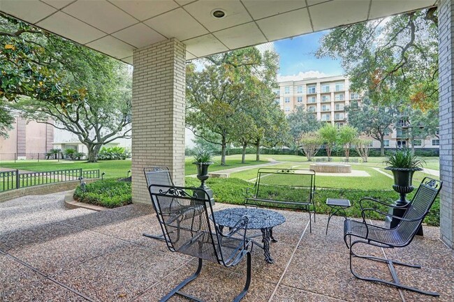 Building Photo - 2701 Westheimer Rd