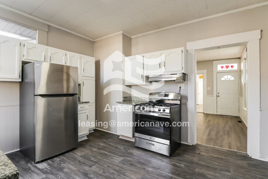 Building Photo - 2327 Duncan St