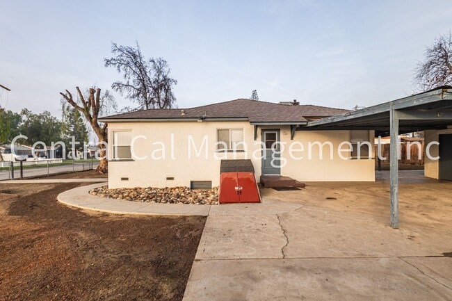 Building Photo - 2 Bedroom, 1 Bath Home - $1495 per month!