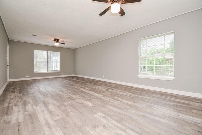 Building Photo - 14631 Renault St