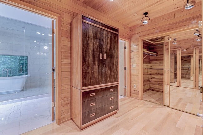 Building Photo - Luxury Riverfront Home
