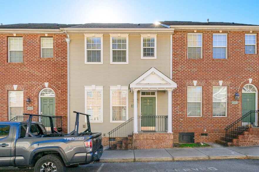 Building Photo - 21322 Pine St