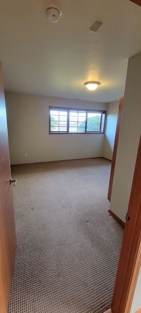 Building Photo - Beautiful and spacious 55+ unit in Bow