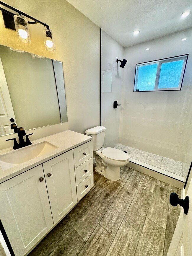 Building Photo - 8636 Mettler Dr