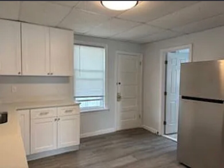 Building Photo - 202 Pine St