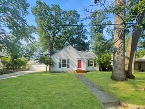 Building Photo - Lovely 3 bedroom 1.5 bathroom Cape Code st...