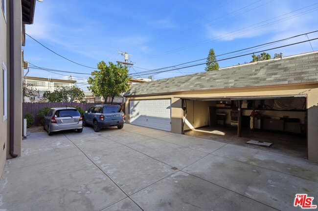 Building Photo - 1440 S Sherbourne Dr