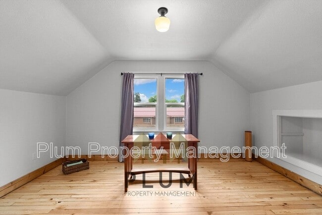 Building Photo - 208 Cedar St