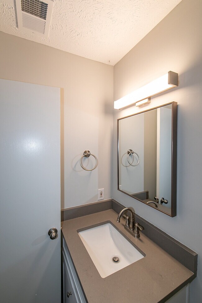 Building Photo - 3941 Kensington Dr